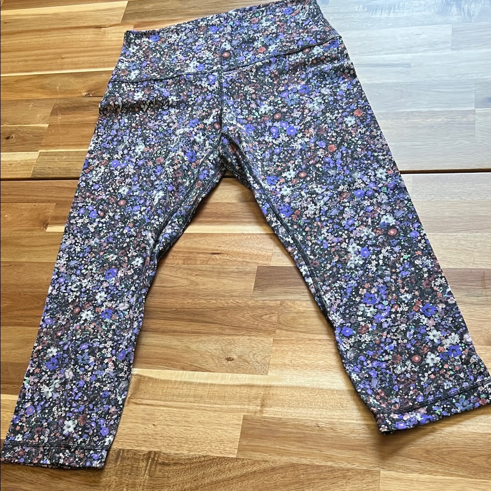 Lululemon‎ Athletica Multicolor Floral Capris Sz 8